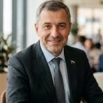 Профессиональный портрет уверенного российского бизнесмена на нейтральном фоне для сайта онлайн-казино Bomslot Papa
